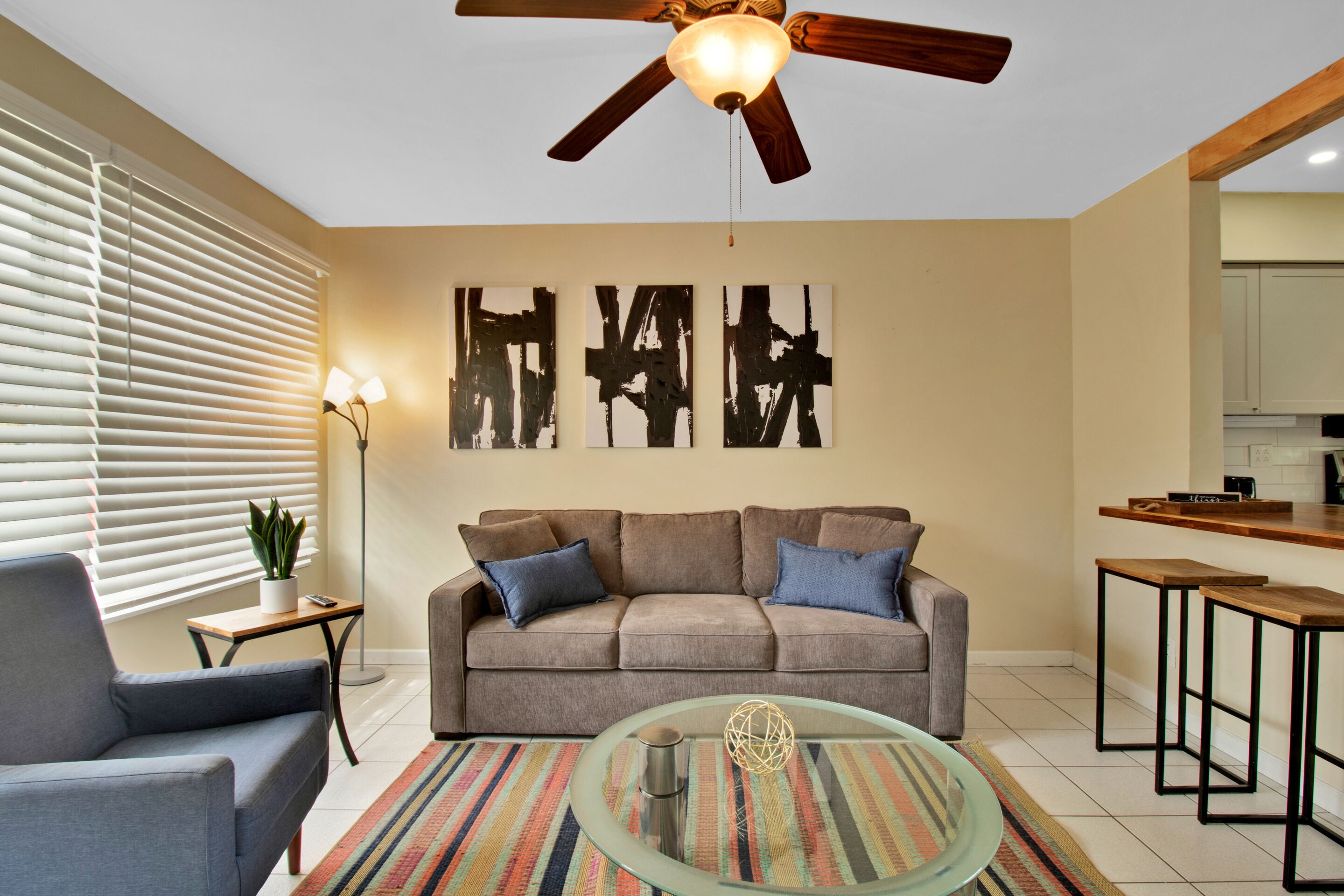 Lake View - 2.8 mi 2 Beach, Private Yard, Parking