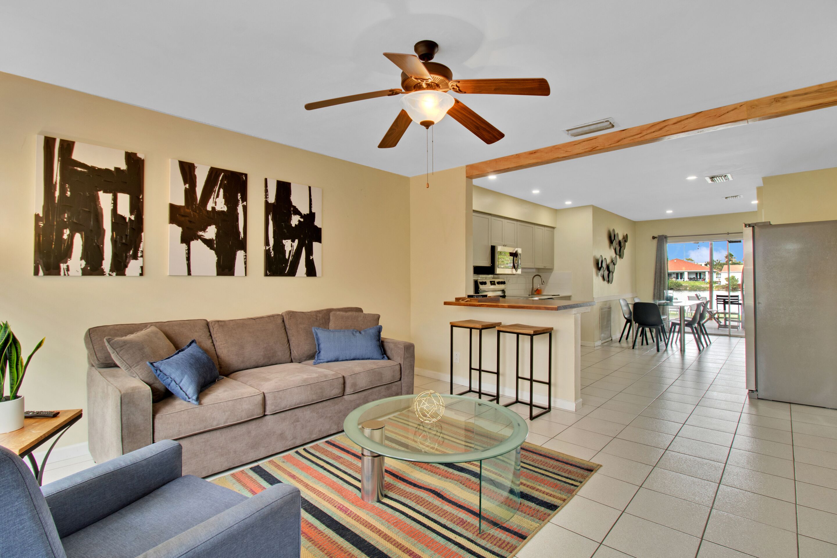 Lake View - 2.8 mi 2 Beach, Private Yard, Parking