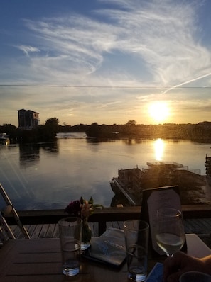 Outdoor dining - Potters Pond Cottage, walk to East Matunuck, Oyster bar, close to URI (South Kingstown)