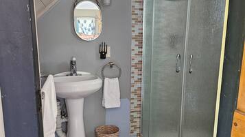 Douche, sèche-cheveux, serviettes fournies, savon
