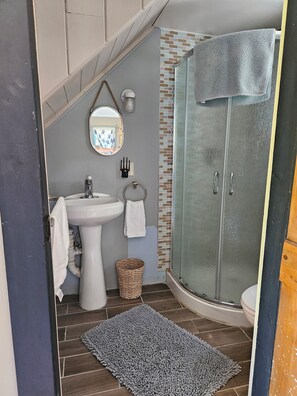 Shower, hair dryer, towels, soap - Potters Pond Cottage, walk to East Matunuck, Oyster bar, close to URI (South Kingstown)