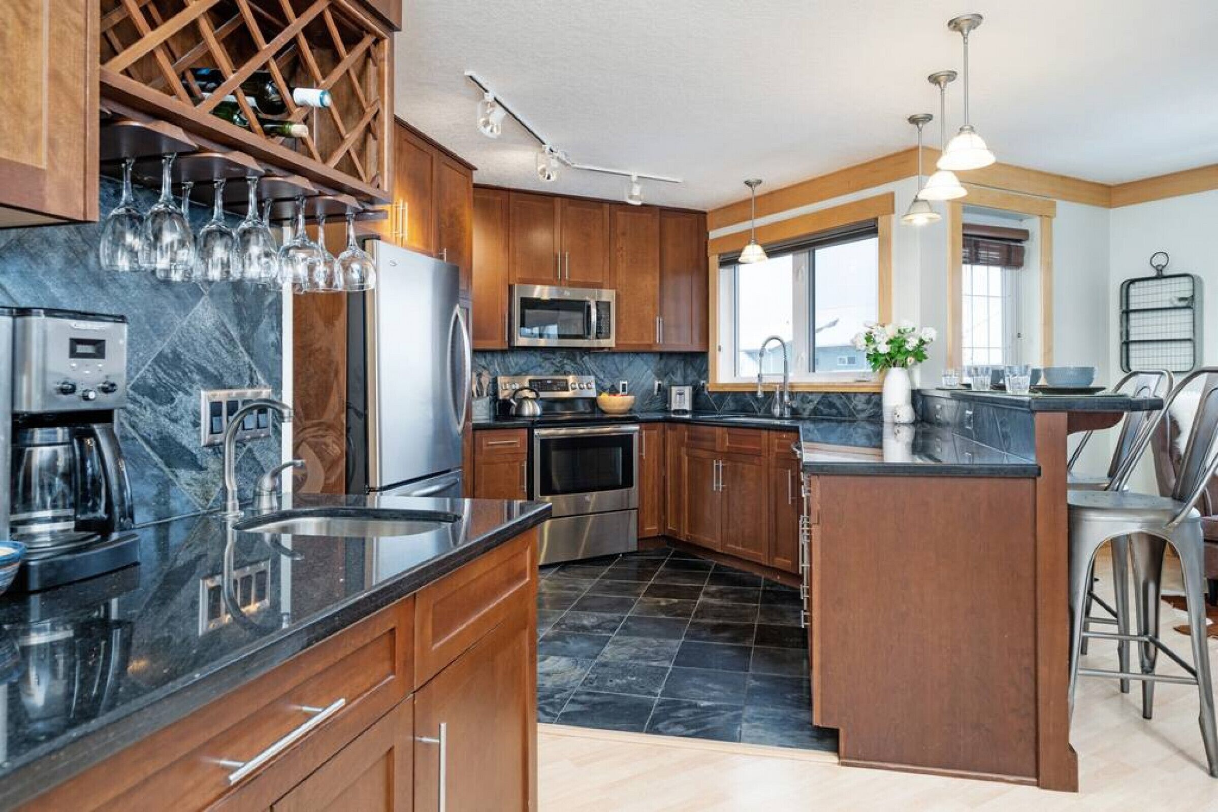 Windtower 480 · Top floor, 3 bedroom suite with mountain views