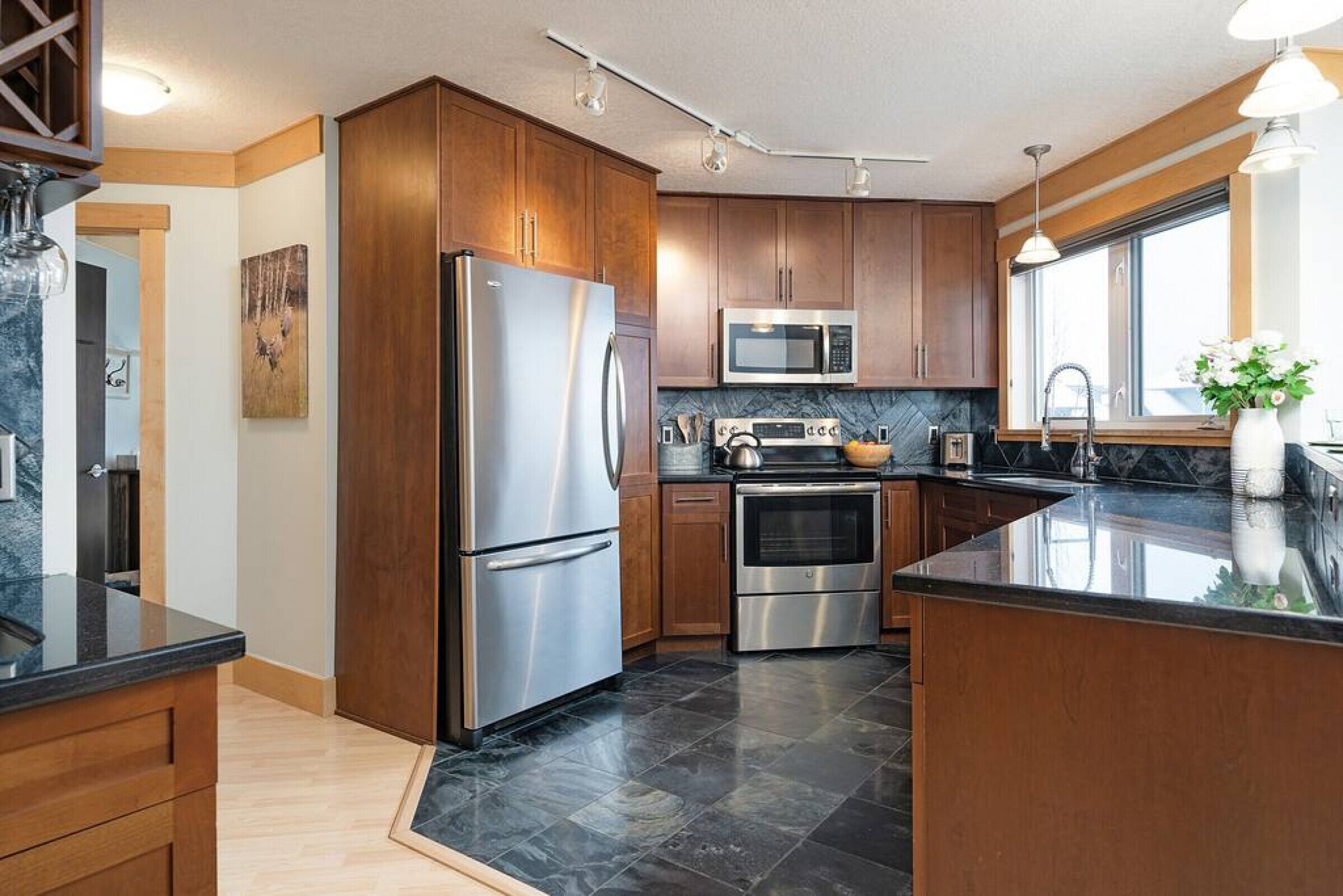 Windtower 480 · Top floor, 3 bedroom suite with mountain views