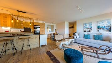 Een televisie, een open haard en een dvd-speler