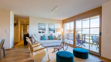 Een televisie, een open haard en een dvd-speler