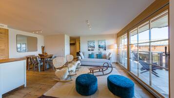 Een televisie, een open haard en een dvd-speler