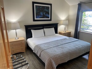 1 bedroom, iron/ironing board, Internet, bed sheets - BlueWater LakeFront Cabin (Minocqua)