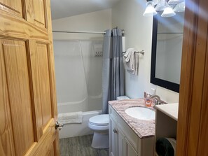 Combined shower/bathtub, hair dryer, towels