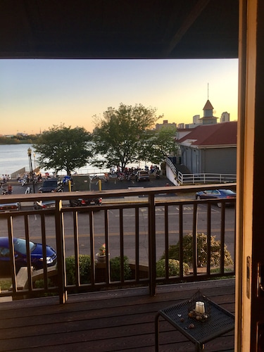 Spacious Riverfront Townhome Directly Across from Downtown Louisville