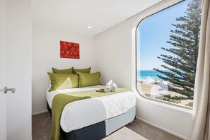 3 bedrooms, iron/ironing board, WiFi, bed sheets - Oceanside Bliss Absolute Beachfront Stunning Views (Mount Maunganui)