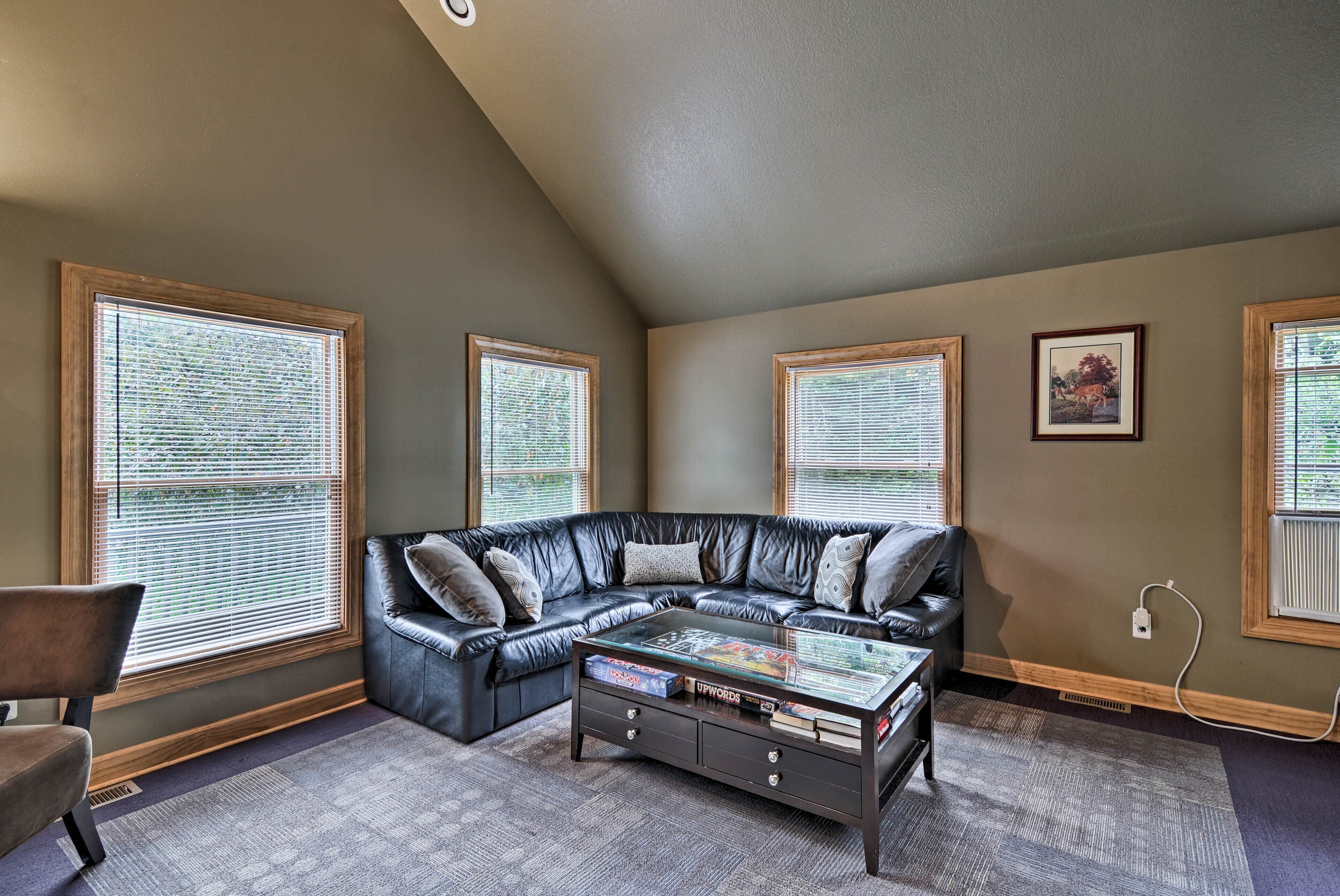 Roscommon Home w/ Deck: 7 Mi to Higgins Lake!