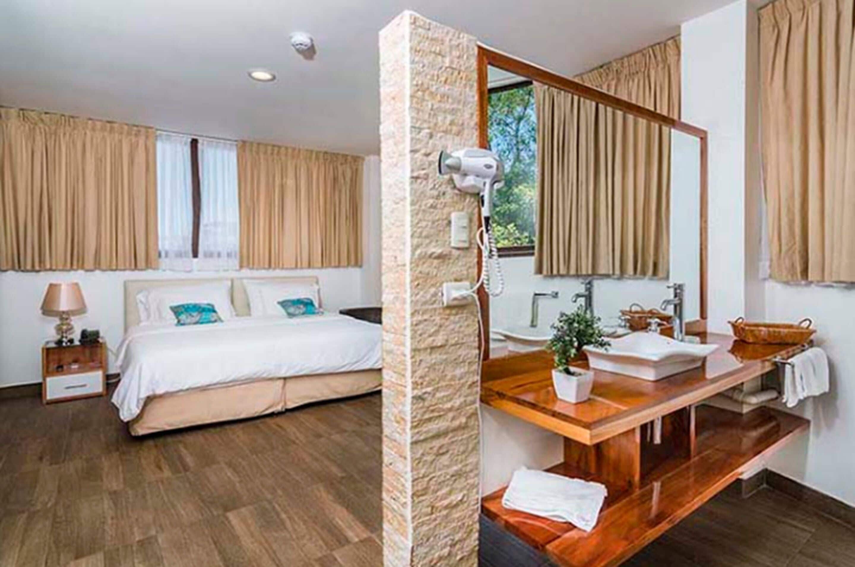 double room | in-room safe, individually decorated, individually furnished, desk