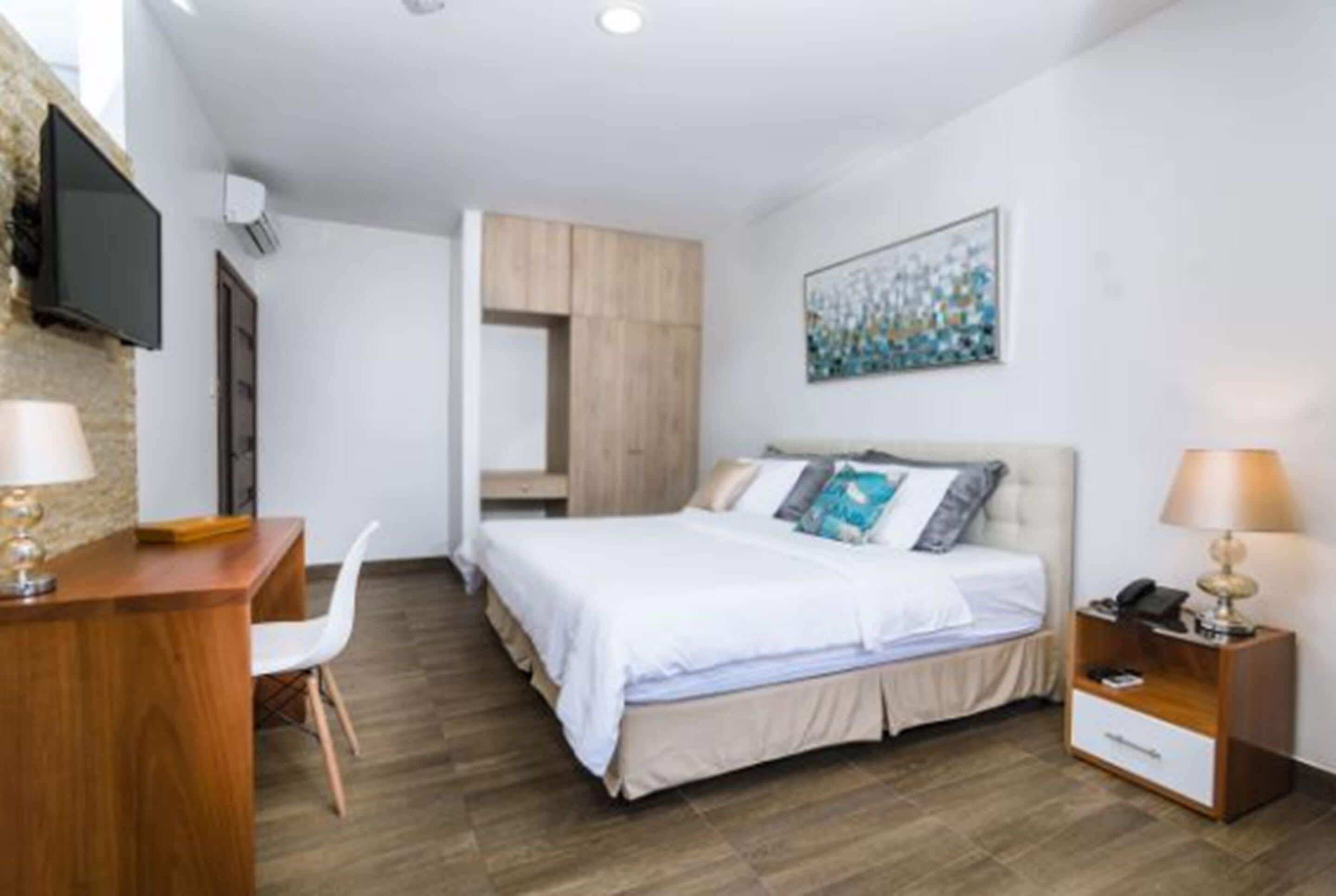 double room | in-room safe, individually decorated, individually furnished, desk