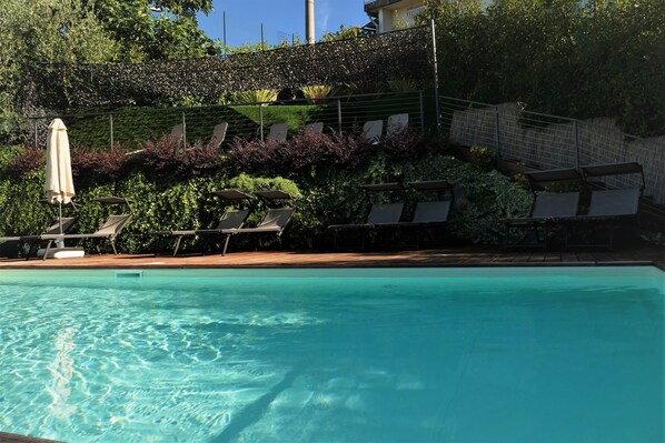 Piscina externa, piscina aquecida, espreguiçadeiras