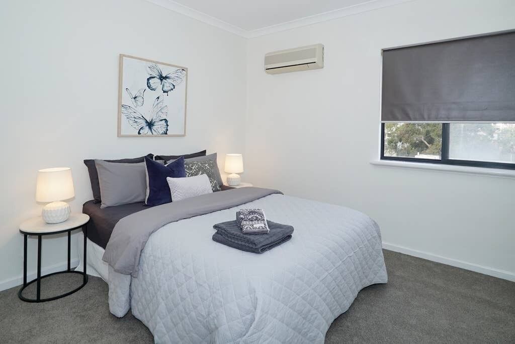 This apartment is a 2 bedroom(s), 1 bathrooms, located in East Perth, WA.