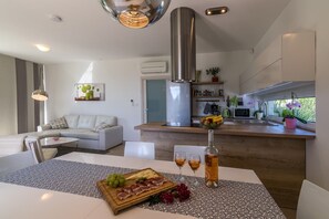 Dining - Beautiful villa with private pool, 3 bedrooms, 3 bathrooms, near the seaside! (Fazana)