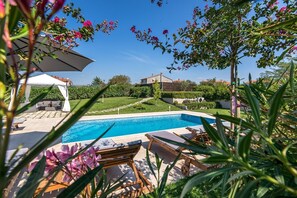 A heated pool - Beautiful villa with private pool, 3 bedrooms, 3 bathrooms, near the seaside! (Fazana)