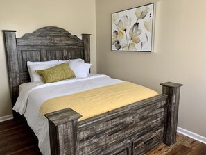 5 slaapkamers, een strijkplank/strijkijzer, reisbedje, wifi