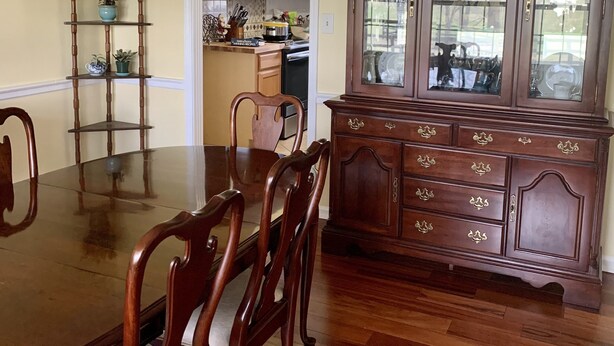 A dining room with a wooden table, chairs, a chandelier, and a china cabinet. - Raven Fox Farm-Country Charm! 5 BR Only 8 miles from Keeneland and BG Airport (Versailles)
