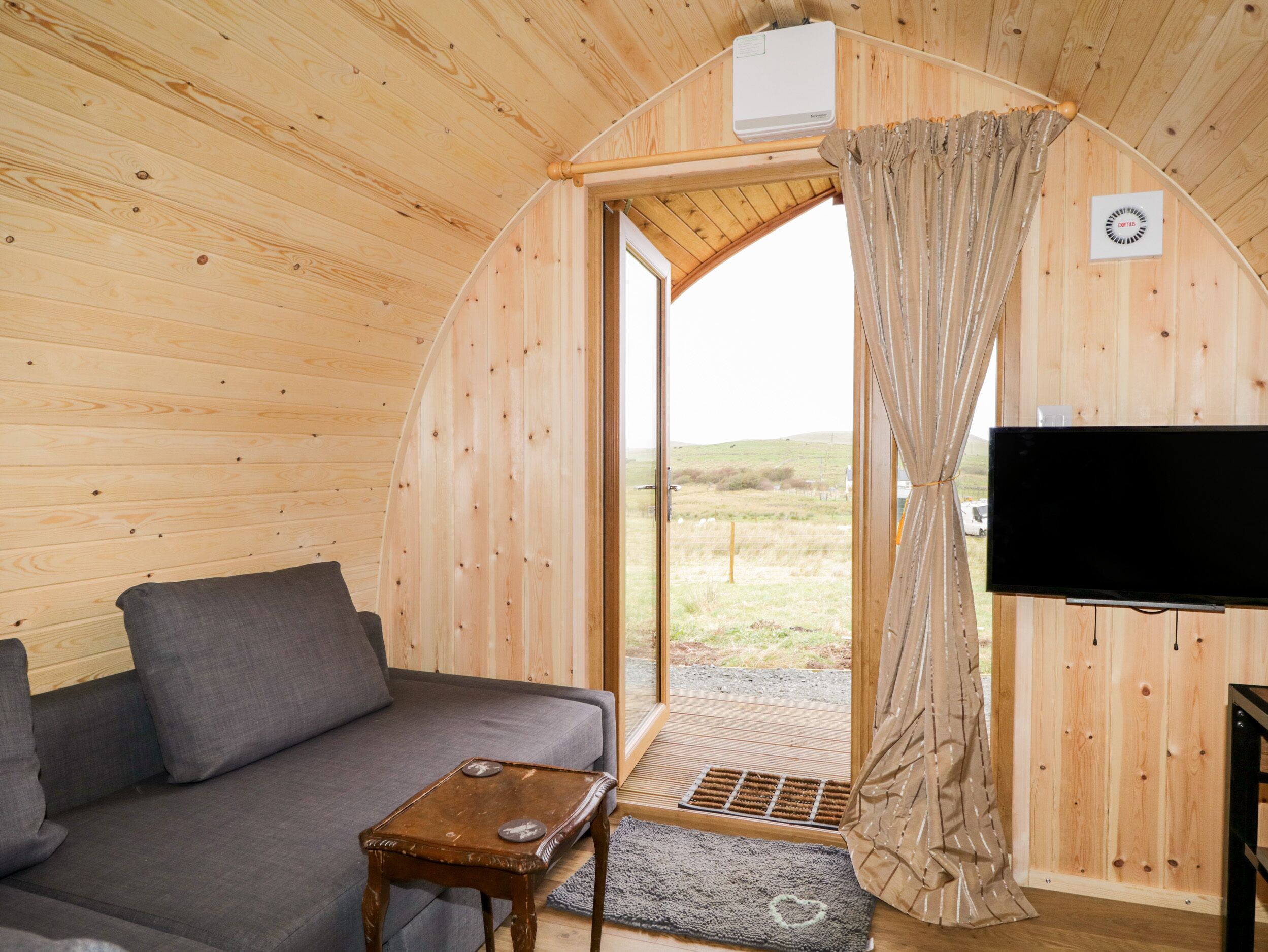 GARRAIDH GHORM POD, romantic, character holiday cottage in Conista