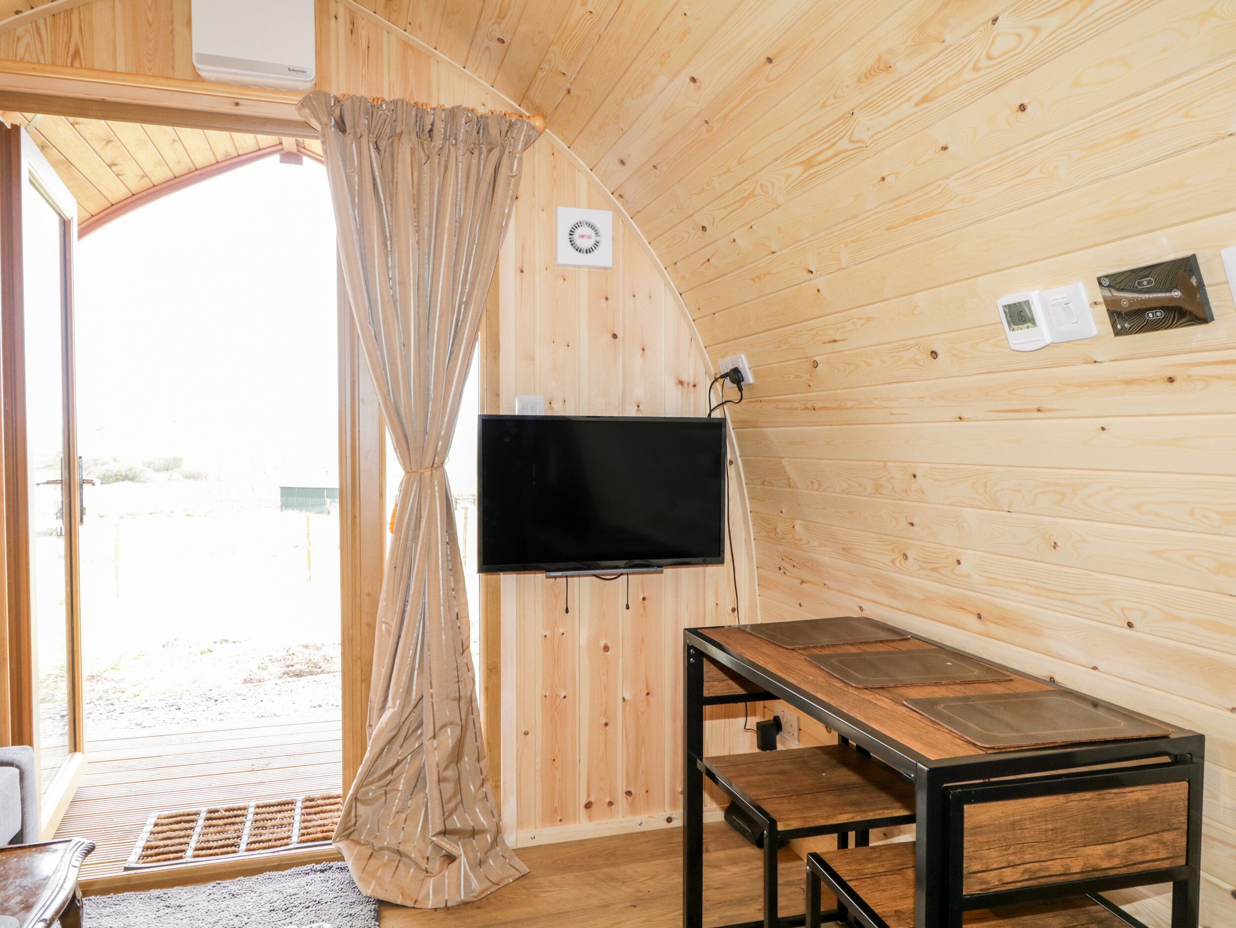 GARRAIDH GHORM POD, romantic, character holiday cottage in Conista