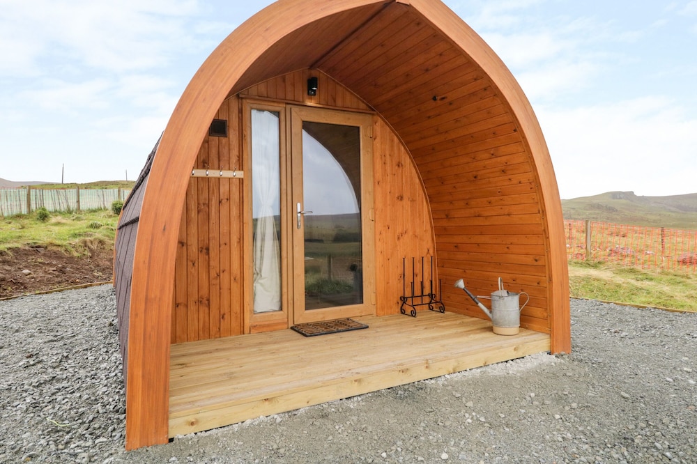 GARRAIDH GHORM POD, romantic, character holiday cottage in Conista