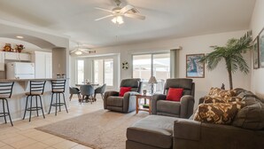 Ein geräumiger Wohnbereich mit Küche, Esstisch und bequemen Sitzmöglichkeiten.