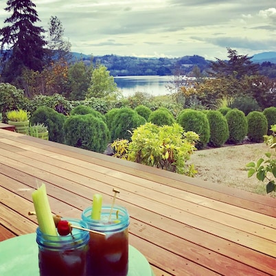 Designers lake view vacation experience between Seattle WA + Portland OR