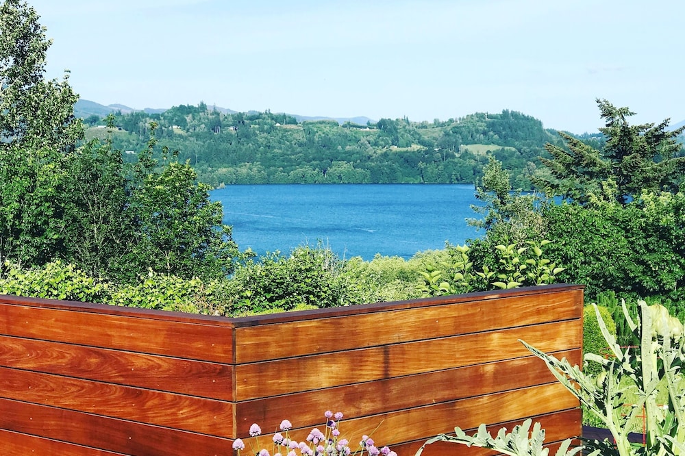 Designers lake view vacation experience between Seattle WA + Portland OR