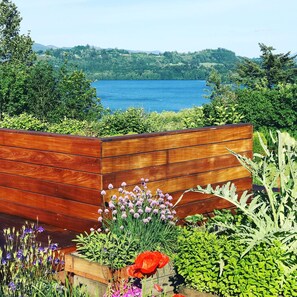 Property grounds - Designers lake view vacation experience between Seattle WA + Portland OR (Cinebar)