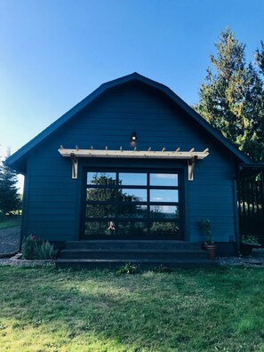 Exterior - Designers lake view vacation experience between Seattle WA + Portland OR (Cinebar)