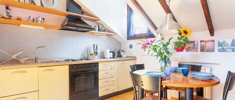 Fridge, oven, stovetop