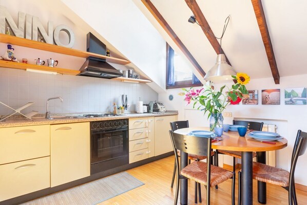 Fridge, oven, stovetop