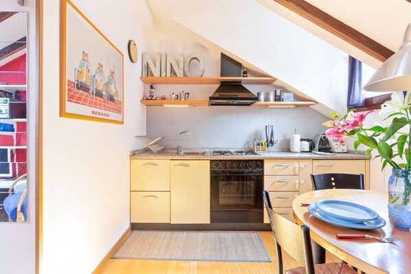 Fridge, oven, stovetop