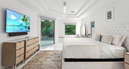 🏝️ Luxury Modern Waterfront House 💎 Best Location! King Bed Suit!