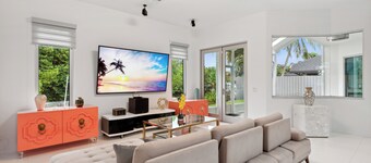 デザイナーが最高のロケーションにあるモダンなウォーターフロントの家を飾りました！ 4ベッドルーム！