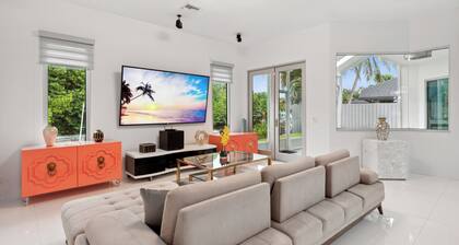 Suunnittelijan sisustama moderni rantahotelli parhaalla paikalla! 4 makuuhuonetta!