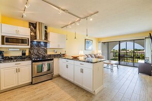 Fridge, microwave, oven, stovetop - Cozy condo close to shops and restaurants. (Marco Island)