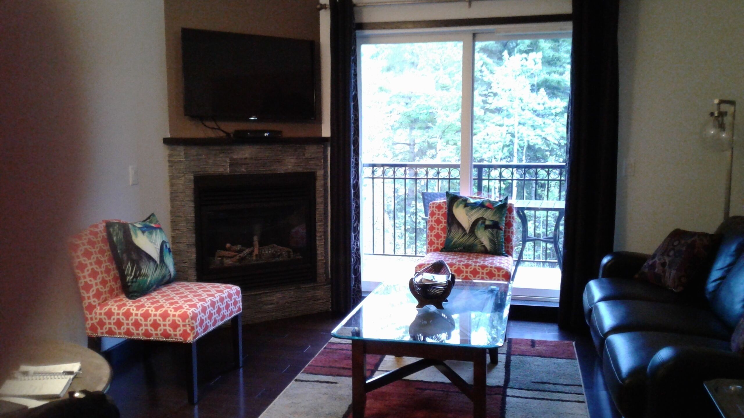 Two Bedroom Condo  Canmore close to downtown, pool and gym<br>