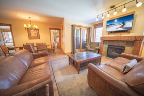 Smart TV, fireplace - Pool Access • Walk to Slopes • Corner Unit (Keystone)