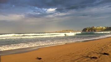 Beach nearby, sun-loungers, beach towels