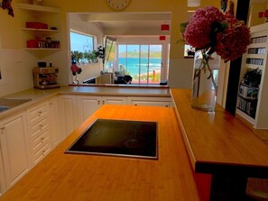 ثلاجة، ميكروويف، فرن، غسالة أطباق