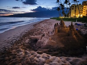 På stranden, solstolar och strandhanddukar