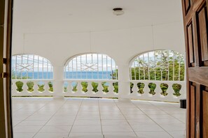 Interior - FREE AIRPORT PICKUP AND DROP OFF FOR UP TO 6 PEOPLE!  (Sandy Bay)