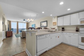 Jääkaappi, mikroaaltouuni, uuni, liesi