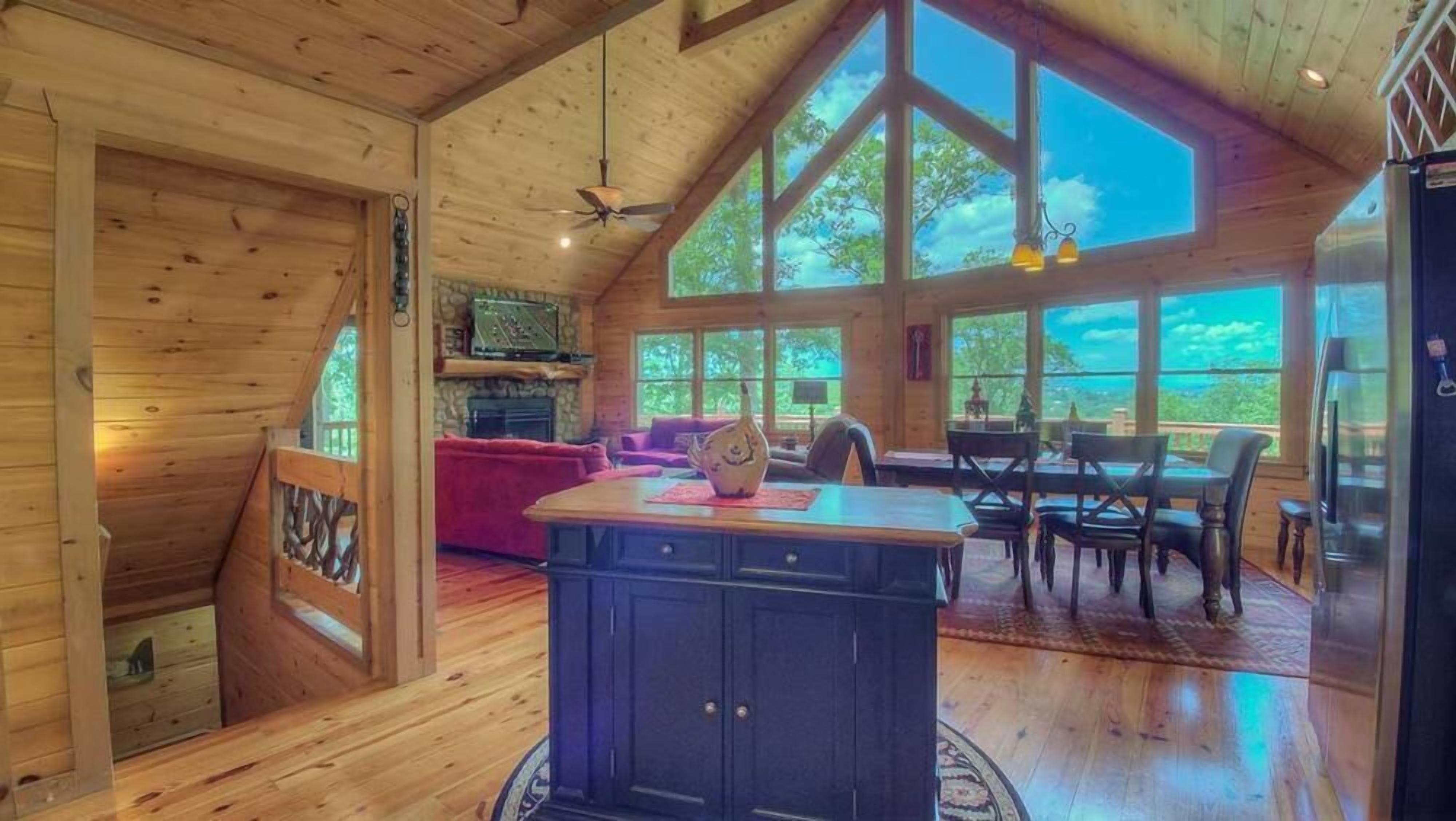 Castle Ridge- Pet Friendly | Panoramic Views | Screened Porch