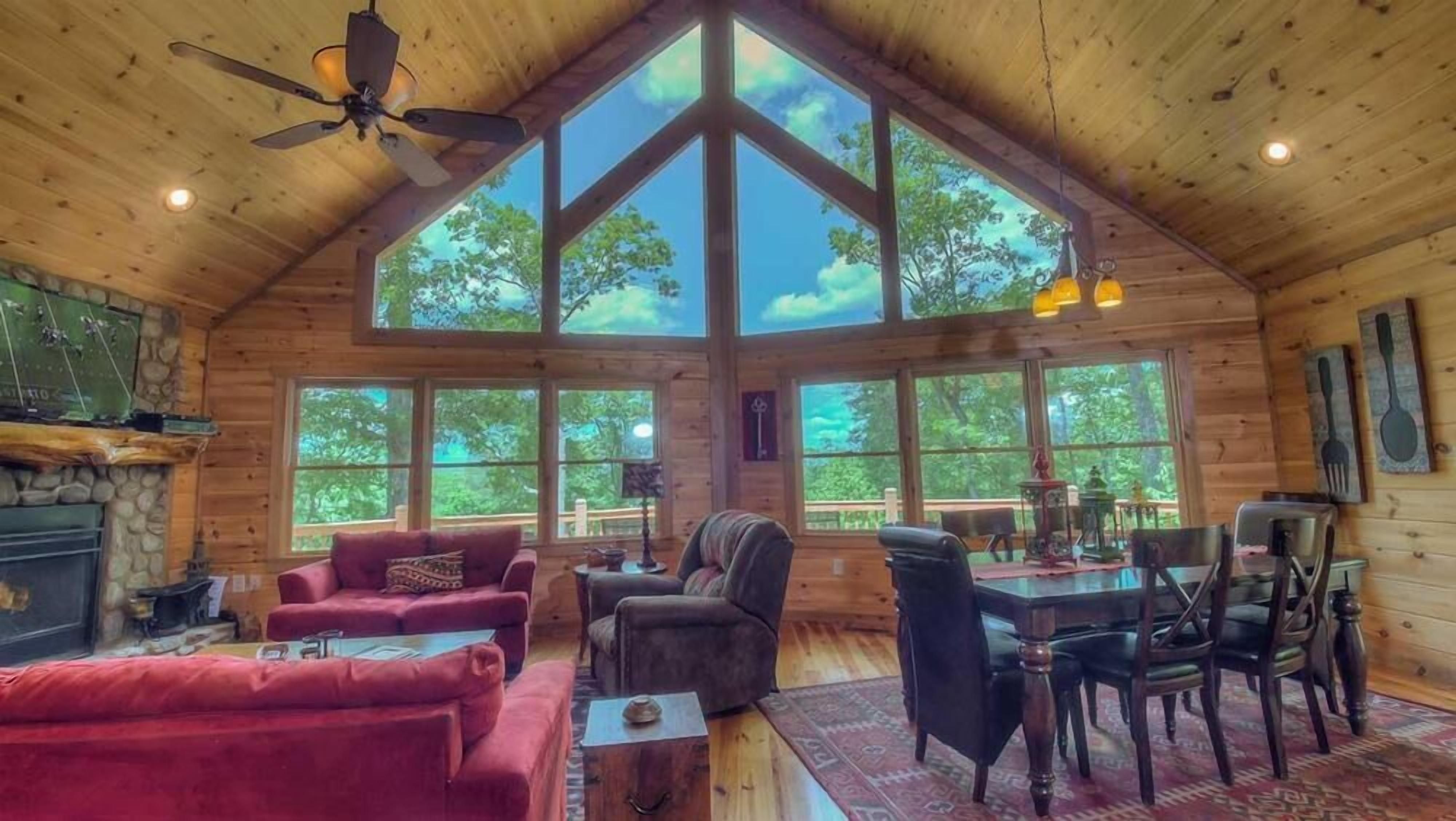 Castle Ridge- Pet Friendly | Panoramic Views | Screened Porch