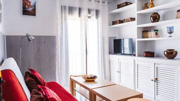 Een televisie en boeken