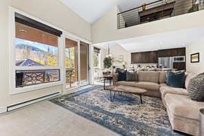 TV - Grand Hyatt|Contemporary and Elegant Condo (Vail)