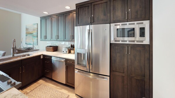 Fridge, oven, stovetop, coffee/tea maker